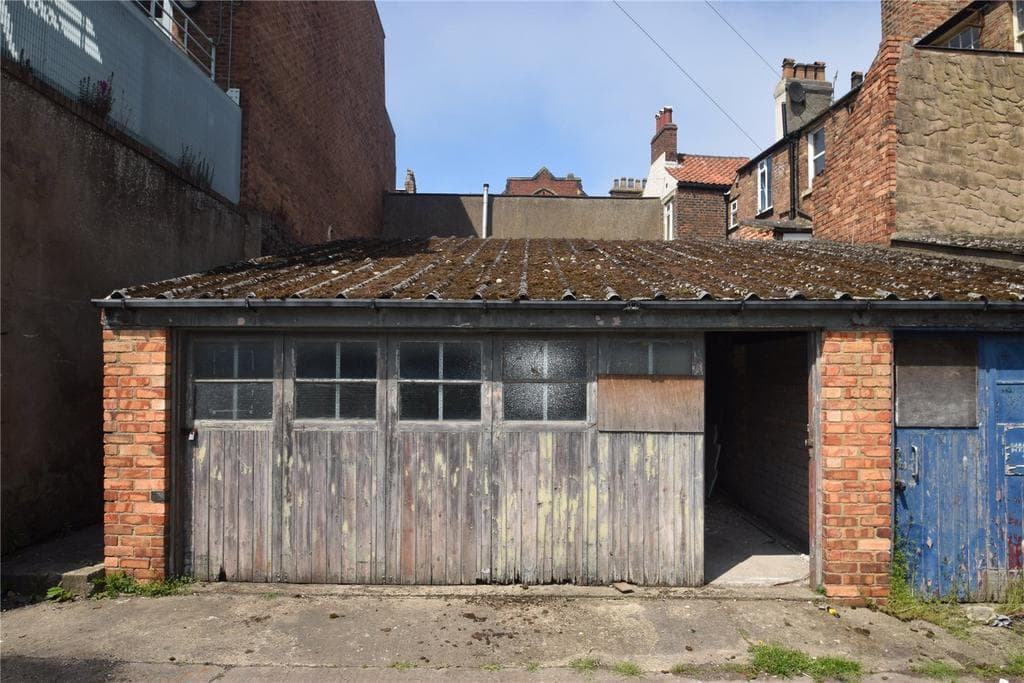 Queen Street, Old Town, Scarborough, YO11 - Image 3