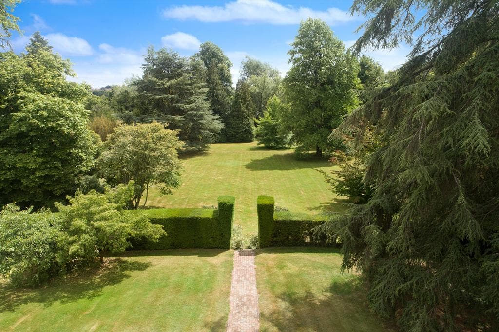 Runwick, Farnham, Surrey, GU10 - Image 3