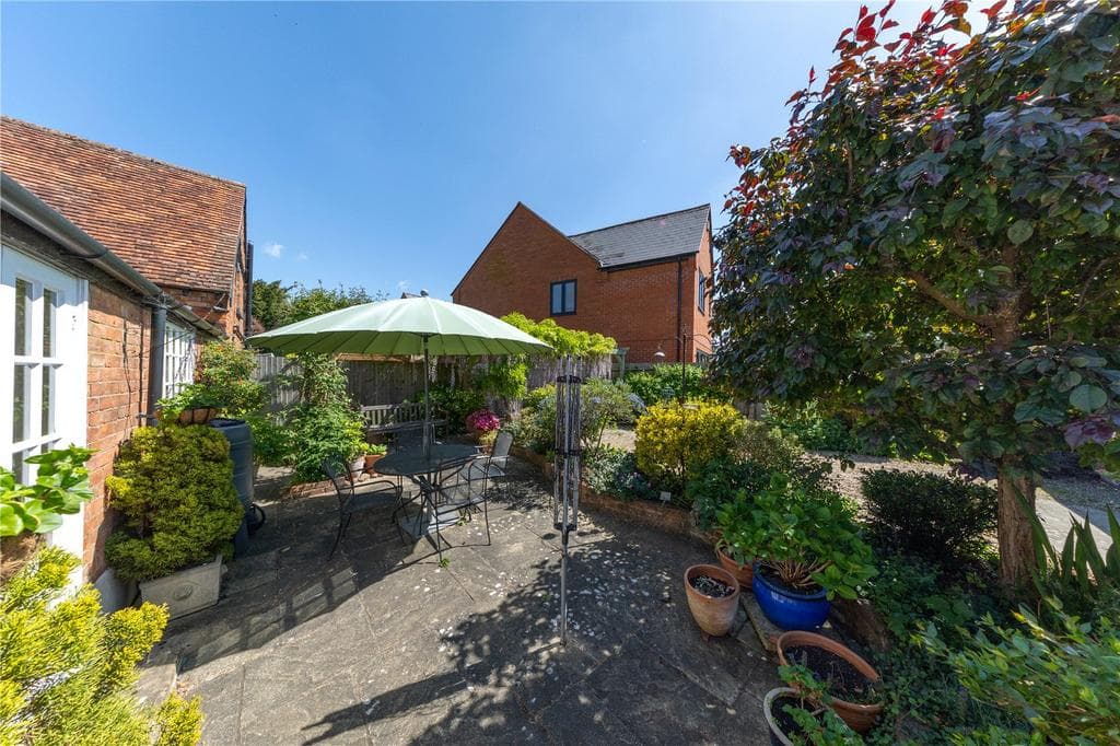 Silver Street, Newport Pagnell, Buckinghamshire, MK16 - Image 4