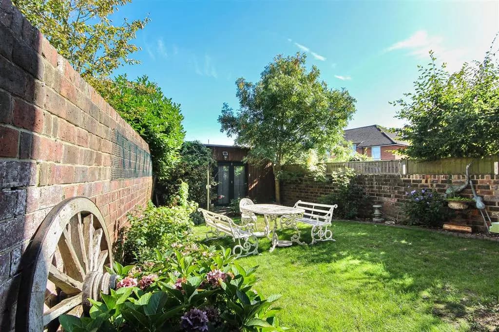 Upper Shirley Avenue, Southampton - Image 11