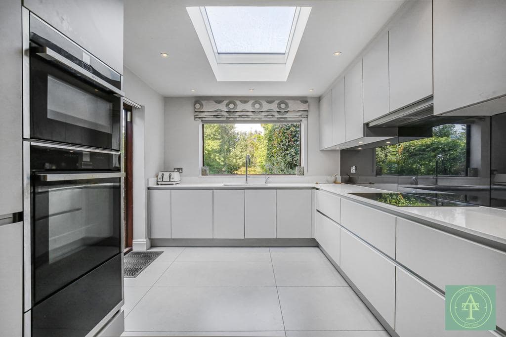The Ridgeway, London, N14 - Image 4