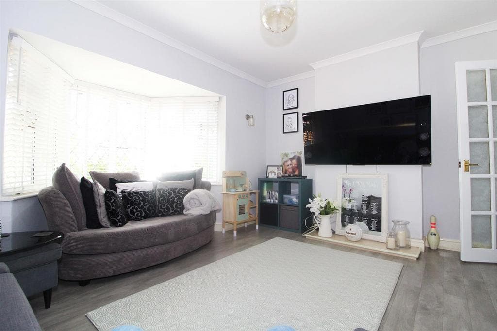 Sutton Common Road, Sutton - Image 4