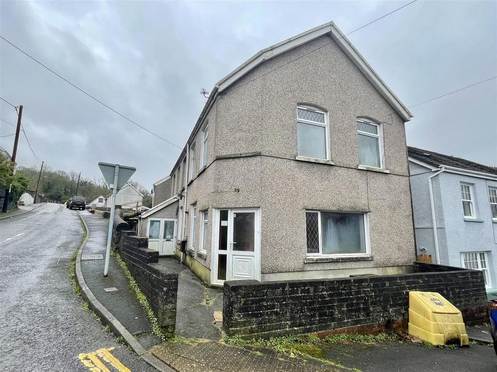 View property at 7 & 7A Heol Y Parc, Pontyberem, Llanelli