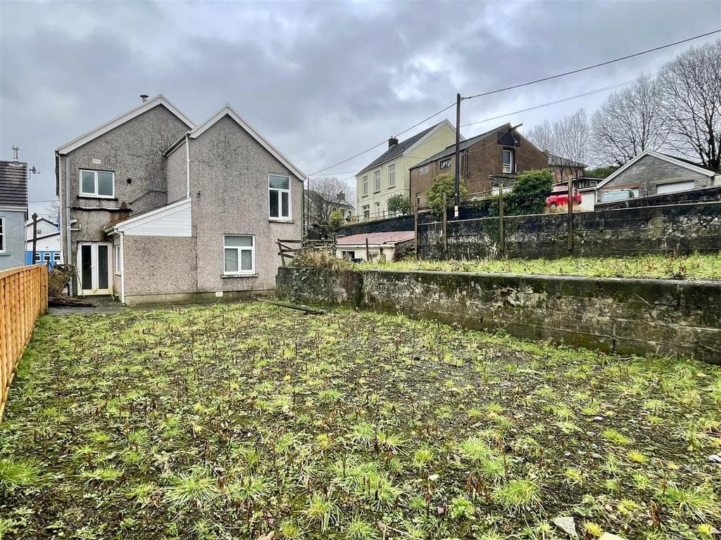 7 & 7A Heol Y Parc, Pontyberem, Llanelli - Image 2
