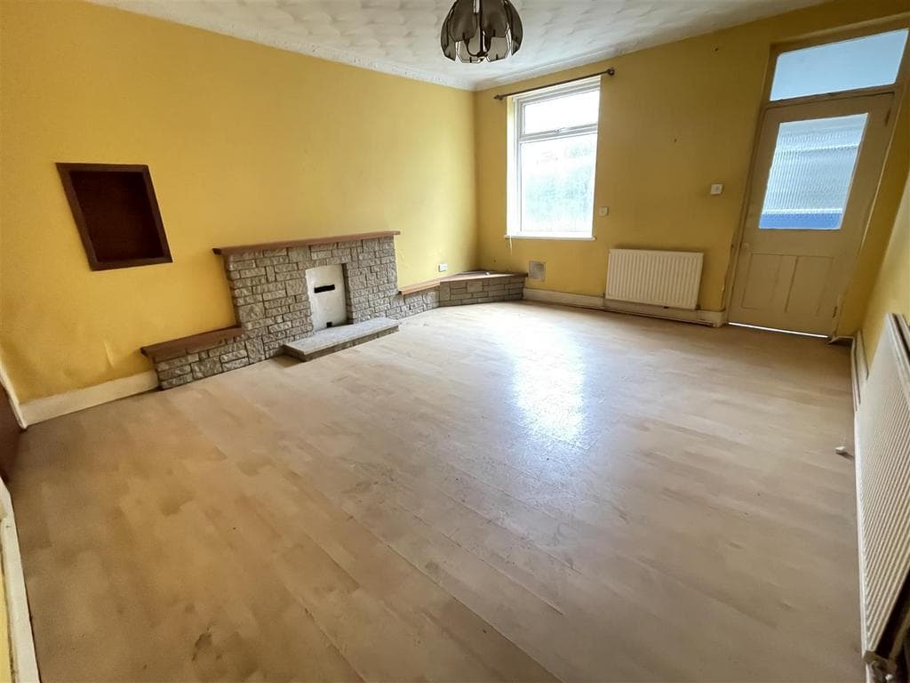 7 & 7A Heol Y Parc, Pontyberem, Llanelli - Image 4