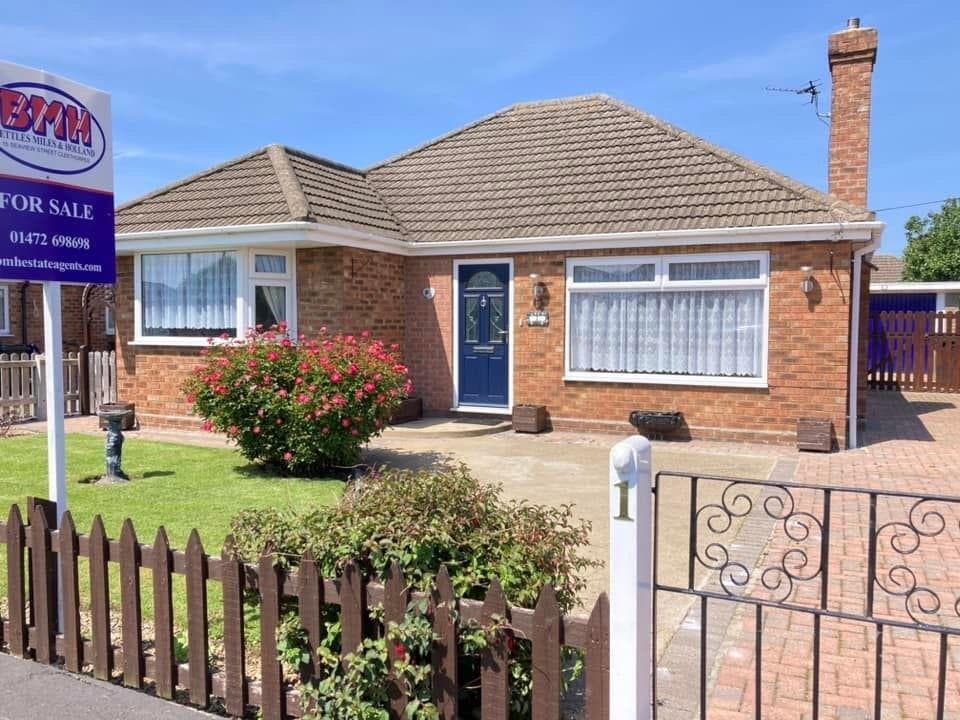 St. Peters Crescent, Humberston, Grimsby, N.E. Lincs, DN36 4DH - Image 1