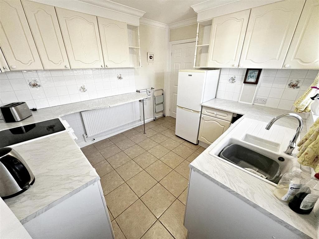St. Peters Crescent, Humberston, Grimsby, N.E. Lincs, DN36 4DH - Image 3