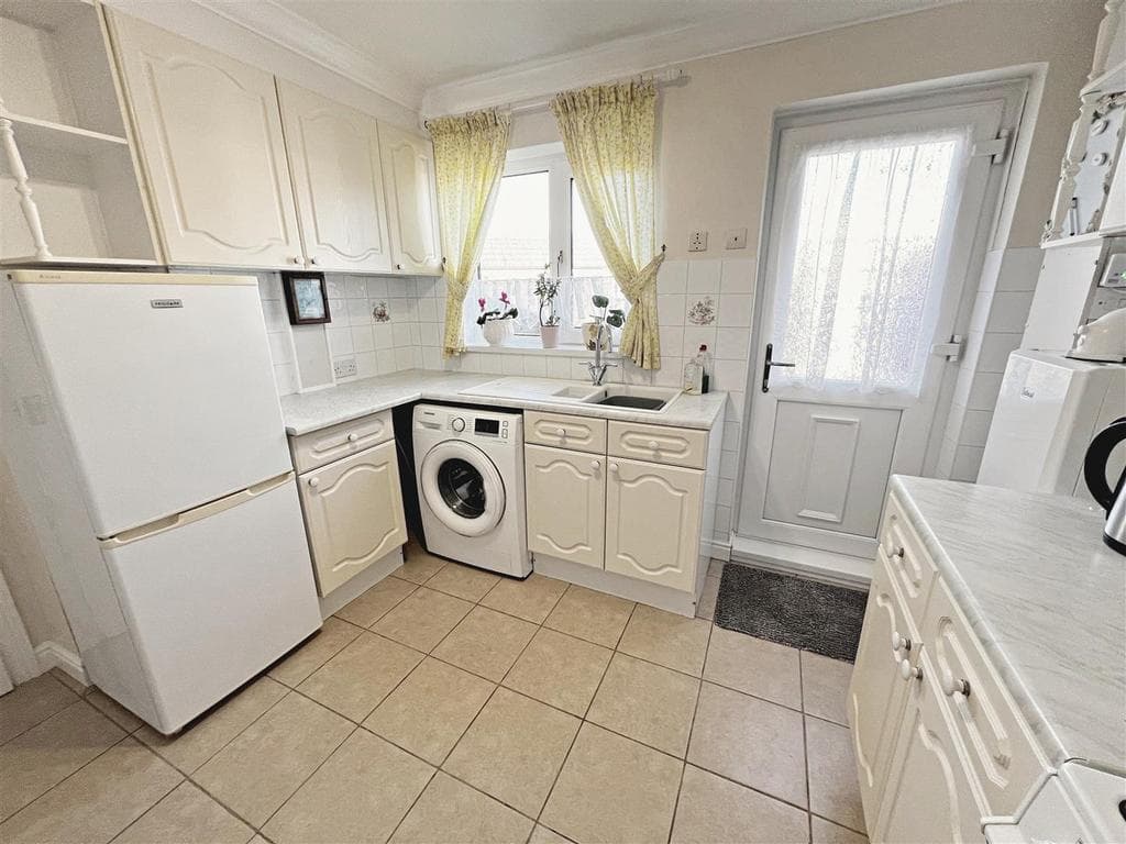 St. Peters Crescent, Humberston, Grimsby, N.E. Lincs, DN36 4DH - Image 4