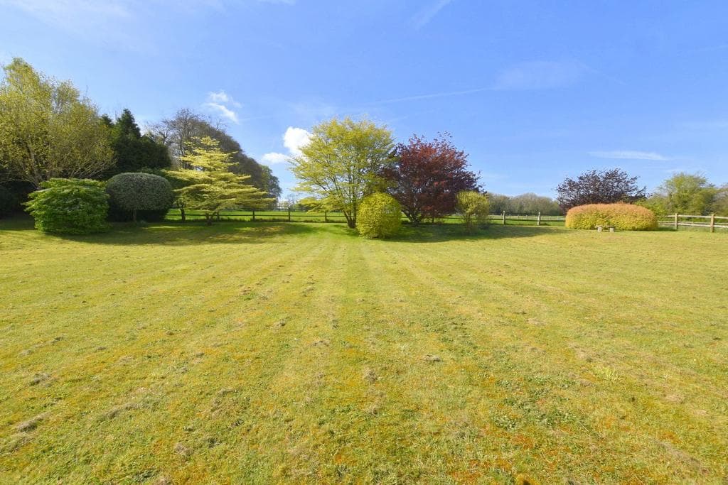 Beech Avenue, Effingham, KT24 - Image 2