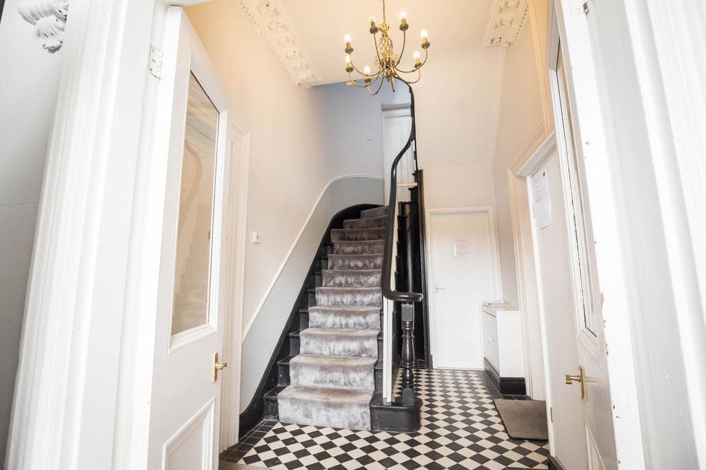 INVESTMENT PROPERTY - 5x1 Bedroom apartments within Georgian Mansion Block - Image 2