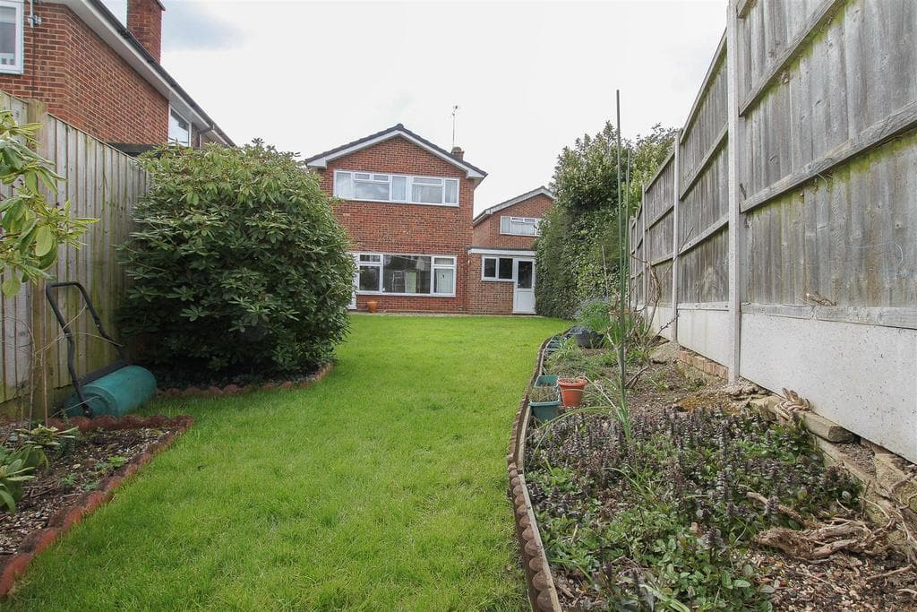 Kiln Field, Hook End, Brentwood - Image 4