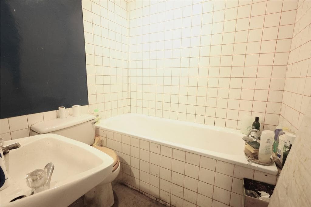 Farnborough Road, Farnham, Surrey, GU9 - Image 5