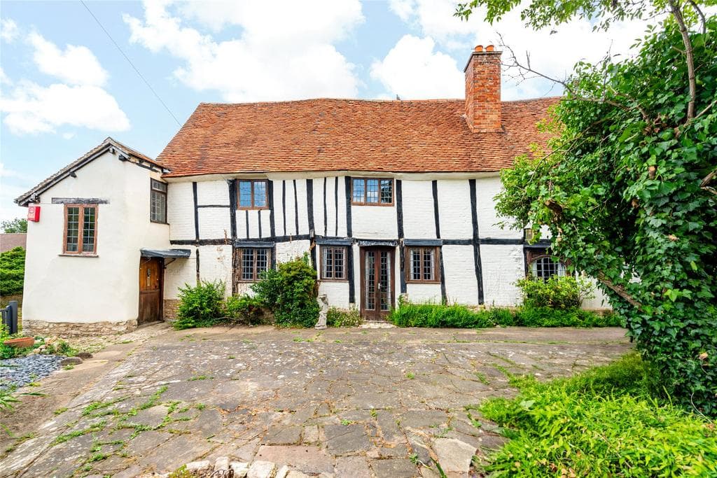 Holly Tree Lane, Cuddington, Buckinghamshire, HP18 - Image 2