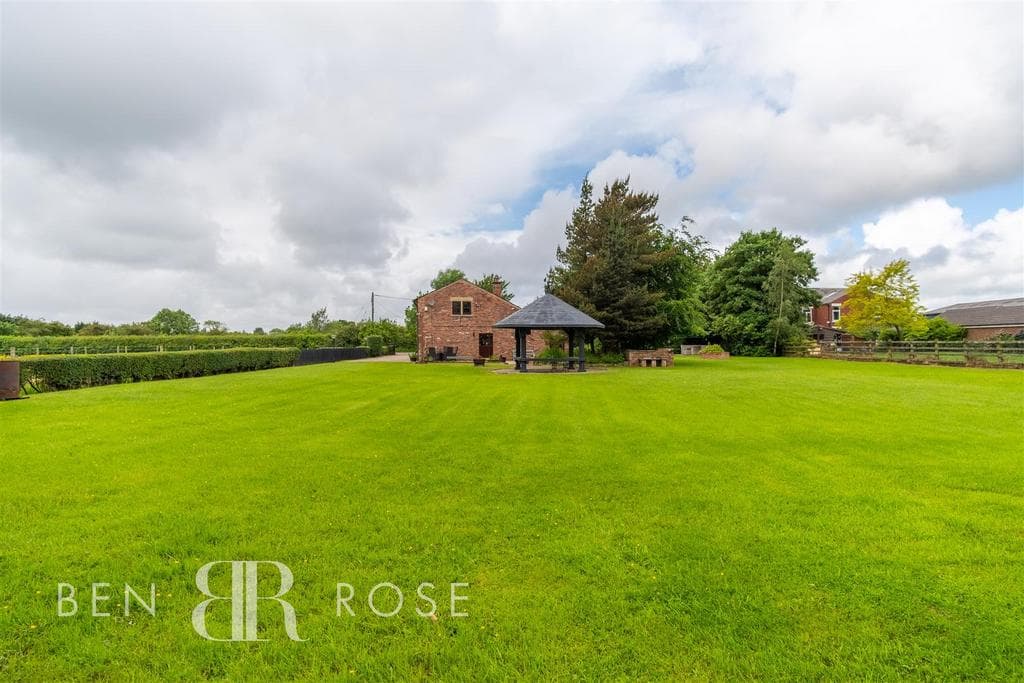 View property at Ulnes Walton Lane, Leyland