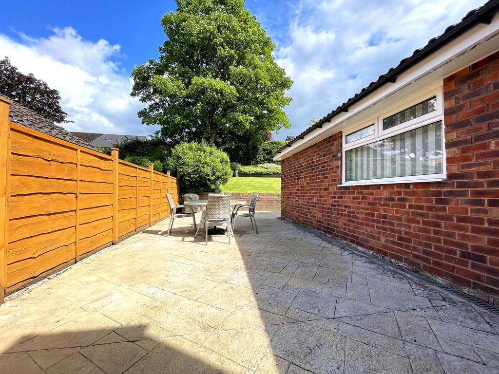 Blackthorne Road, Gee Cross - Image 4