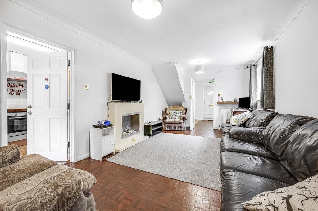 Catherines Close, London, UB7 - Image 4