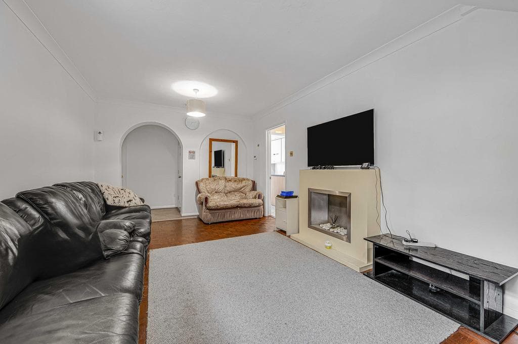 Catherines Close, London, UB7 - Image 5