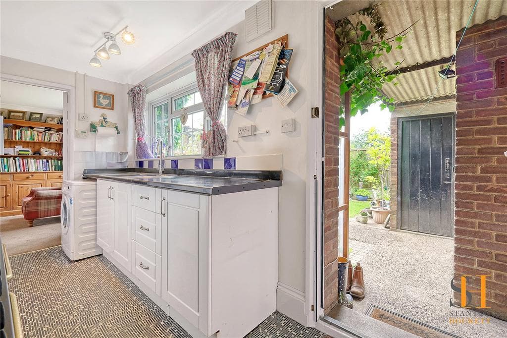 Dakyn Drive, Stock, Ingatestone, Essex, CM4 - Image 3