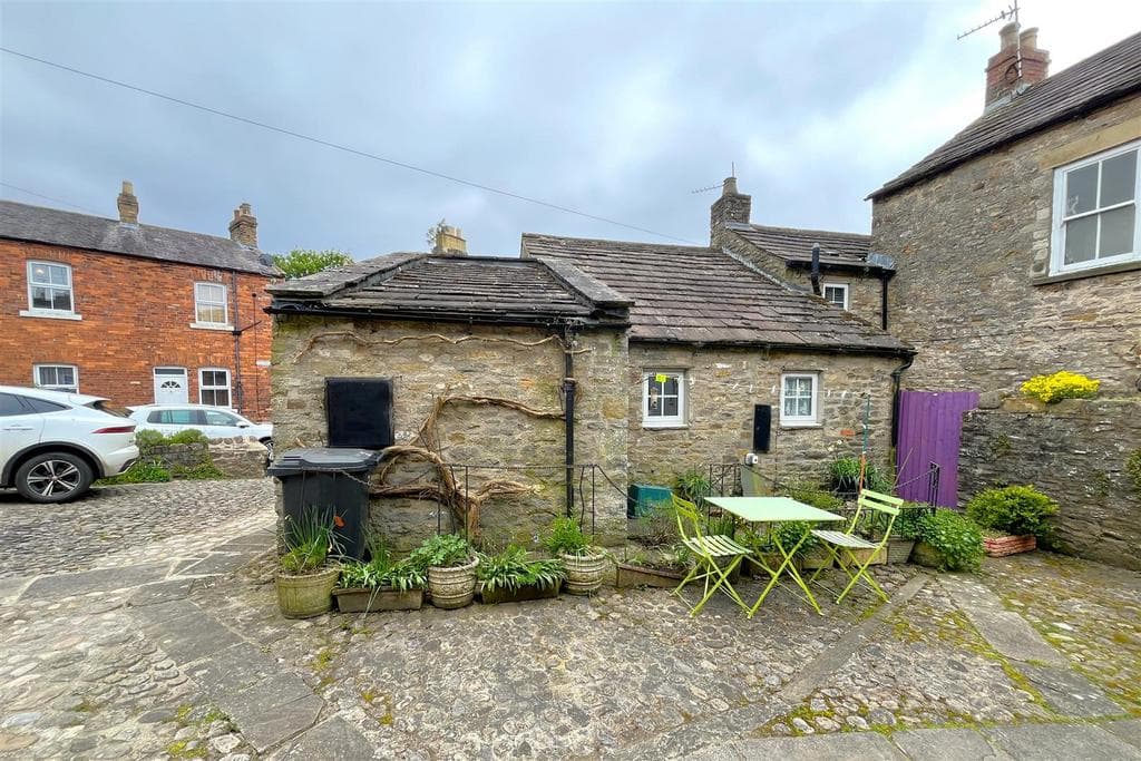 View property at Penfold Yard, Quakers Lane, Richmond