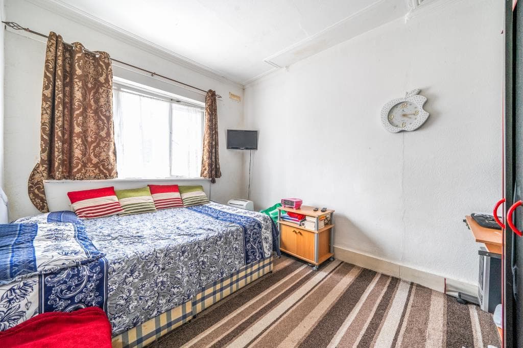 Walton Road,  Woking,  Surrey,  GU21 - Image 4