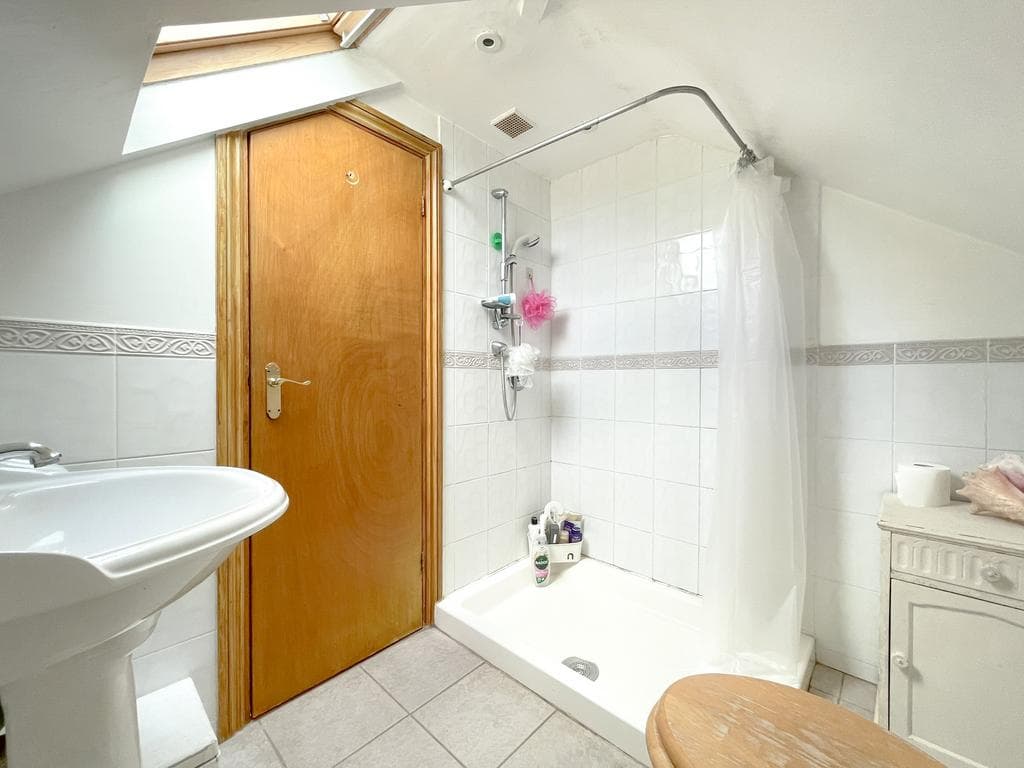 Wraysbury, Berkshire - Image 5