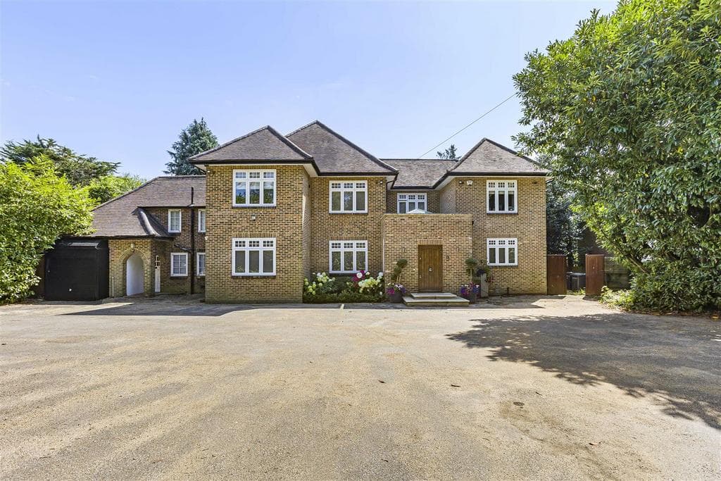 View property at 65 Barnet Road, Barnet EN5
