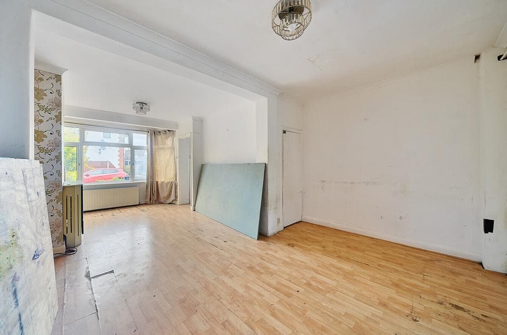 Denham Crescent, Mitcham CR4 - Image 2