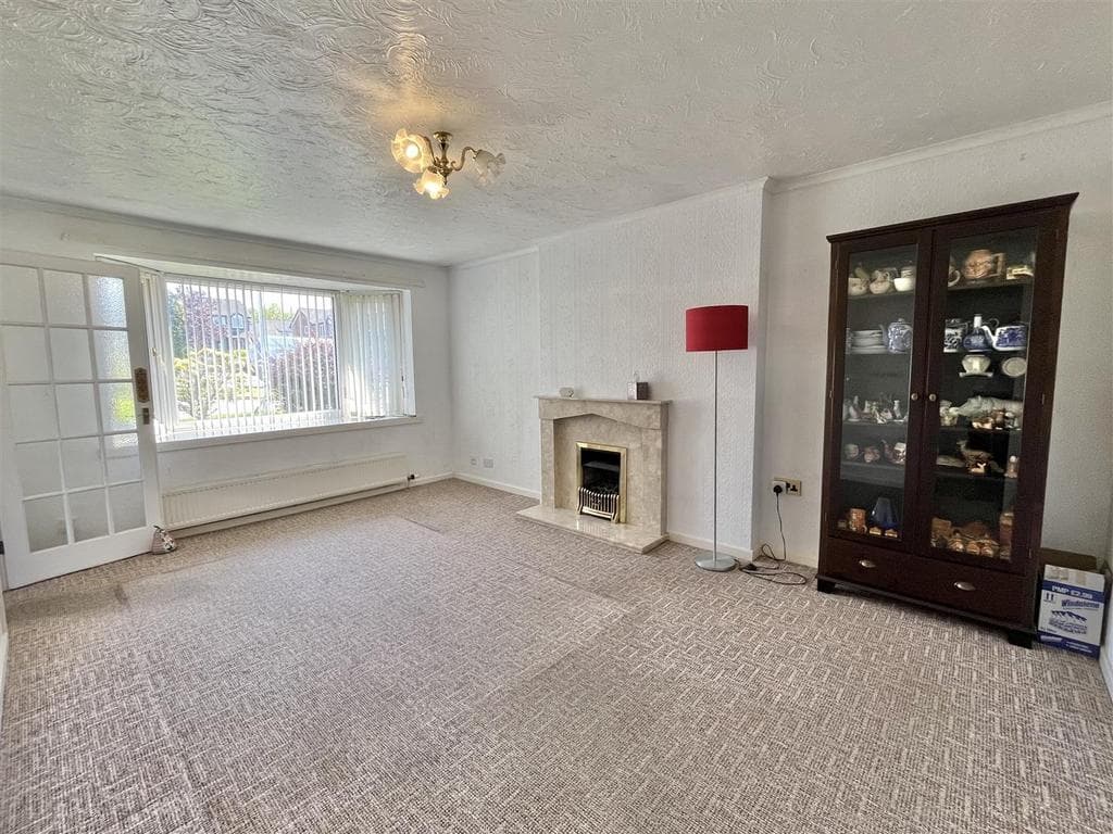 Wiltshire Drive, Glossop - Image 3