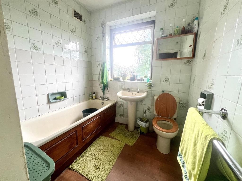 Lonsdale Road, London E11 - Image 2