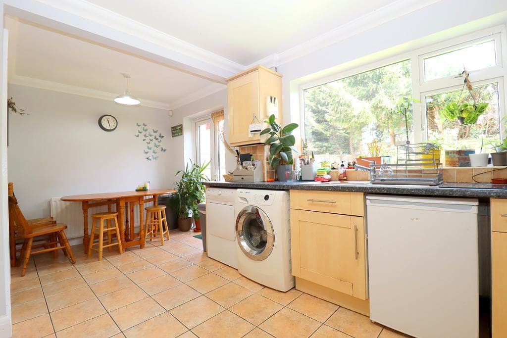Rosslyn Crescent, Icknield, Luton, Bedfordshire, LU3 2AU - Image 2