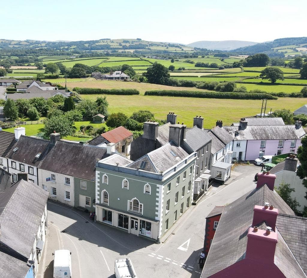 Queens Square, Llangadog, SA19 - Image 1