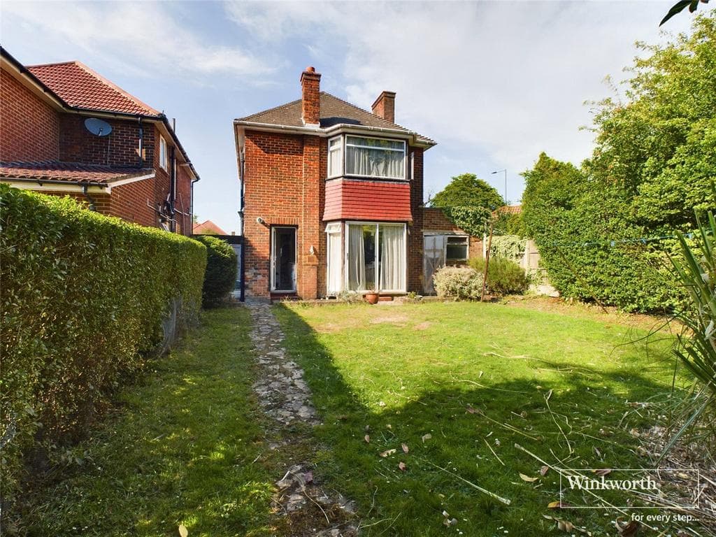 Beverley Drive, Middlesex HA8 - Image 2