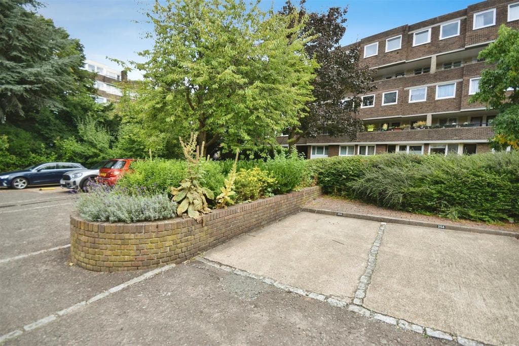 Nero Court, Augustus Close, Brentford Docks - Image 3