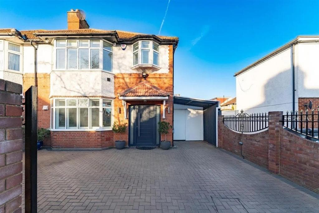 Shelley Crescent, Heston, TW5 - Image 1
