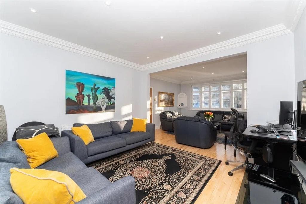 Shelley Crescent, Heston, TW5 - Image 3