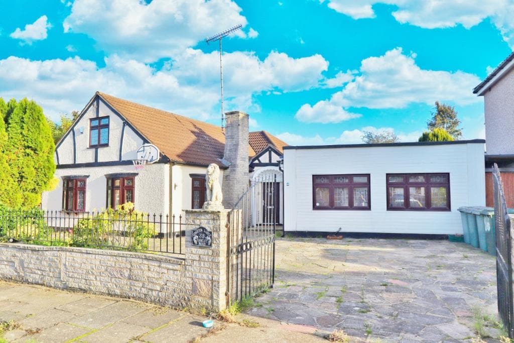 View property at Hamlet Road, Romford, RM5