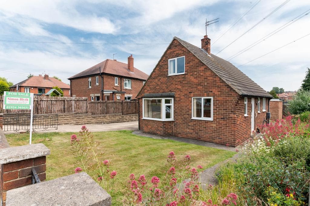 View property at Potovens Lane, Outwood, WF1