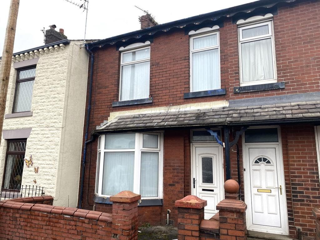 View property at Rochdale Road, Royton, Oldham, OL2 6XF
