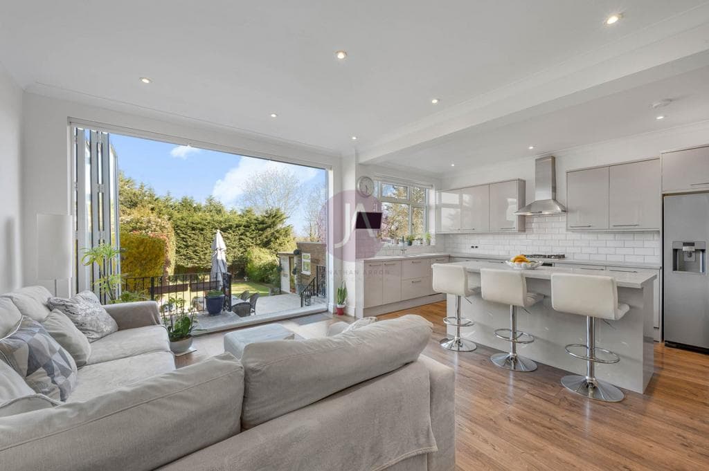The Orchard, Winchmore Hill, London, N21 - Image 1