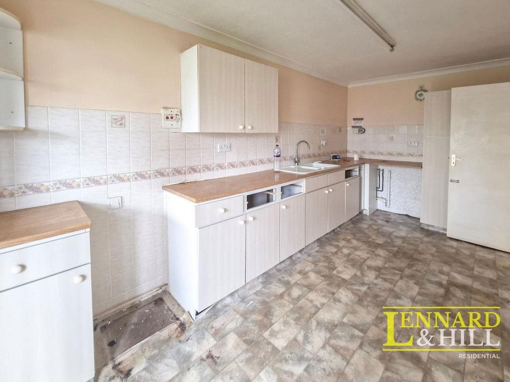 Regent Close, Grays RM16 - Image 3