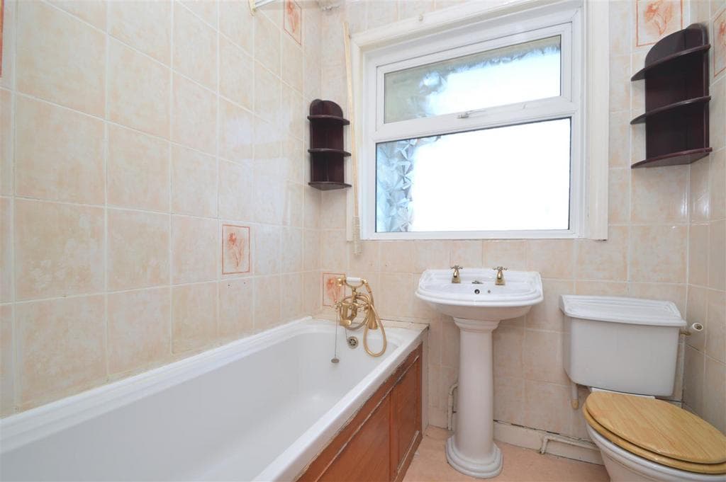 Cowes Road, Newport - Image 4