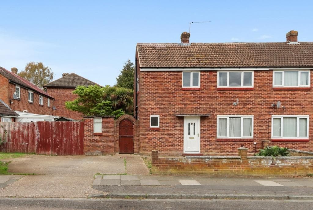Larch Crescent, Hayes, Middlesex, UB4 - Image 1