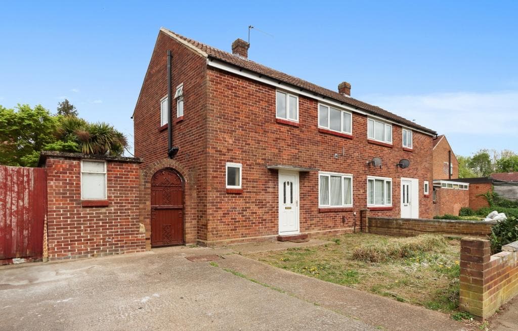 Larch Crescent, Hayes, Middlesex, UB4 - Image 2