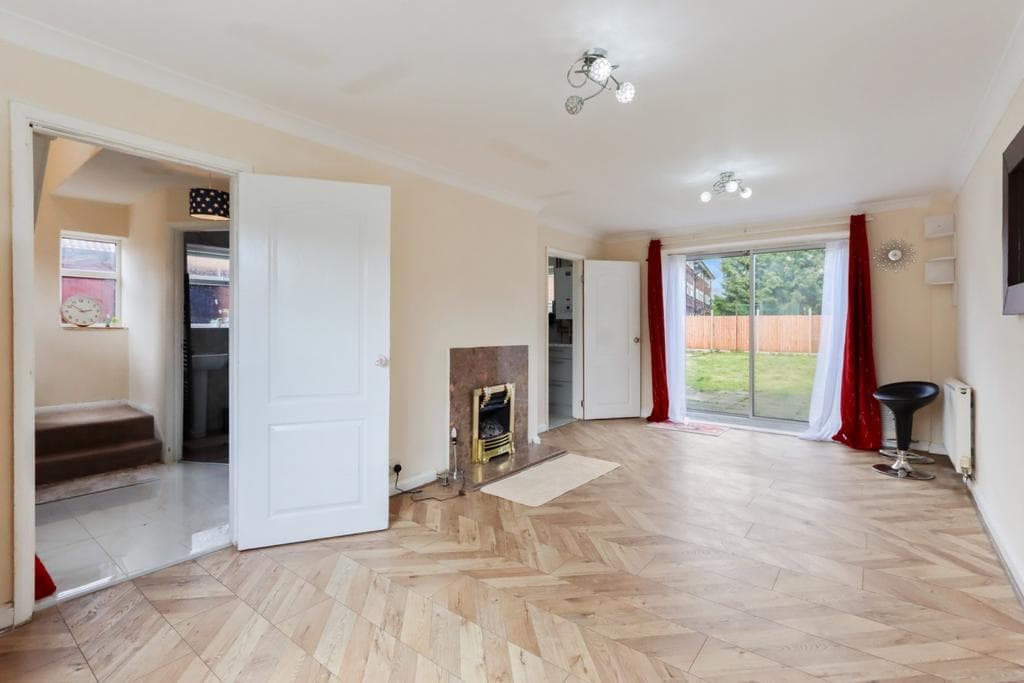 Larch Crescent, Hayes, Middlesex, UB4 - Image 3
