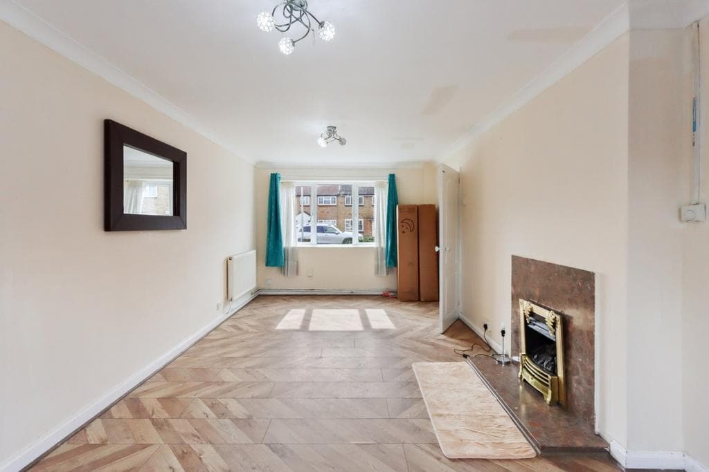 Larch Crescent, Hayes, Middlesex, UB4 - Image 4