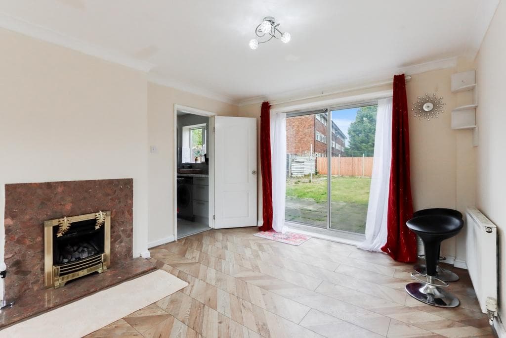 Larch Crescent, Hayes, Middlesex, UB4 - Image 5