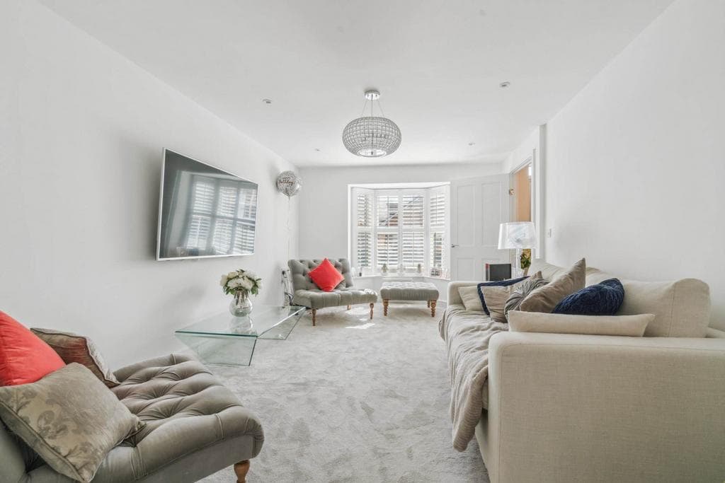 Griffiths Close, Bushey - Image 1