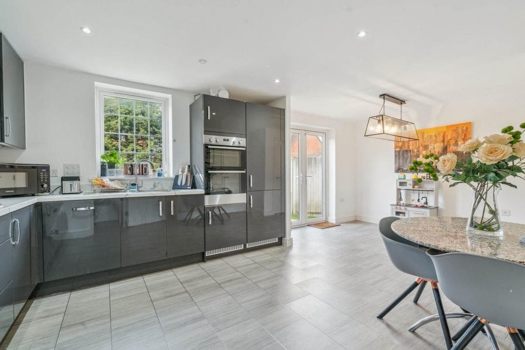 Griffiths Close, Bushey - Image 3