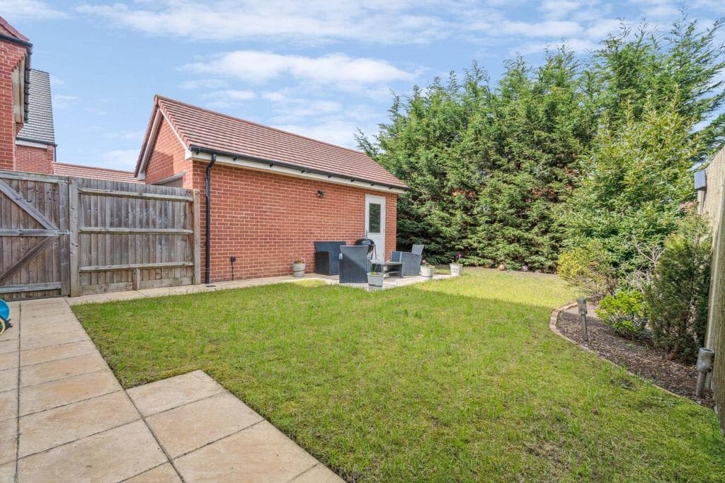 Griffiths Close, Bushey - Image 4