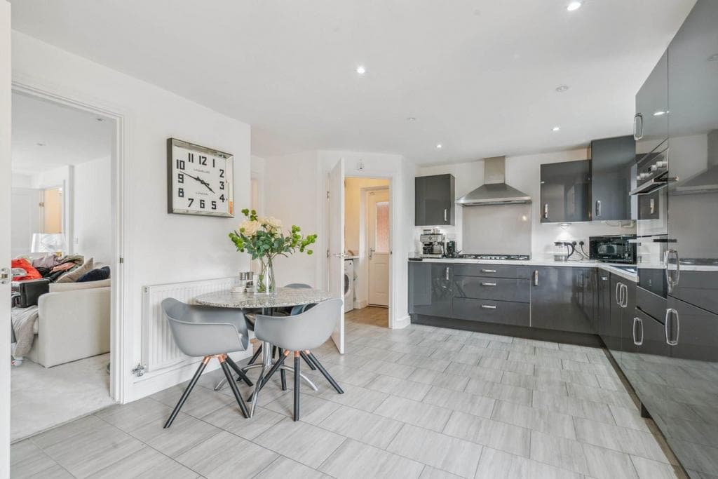 Griffiths Close, Bushey - Image 5